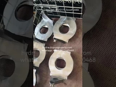 La plaque d'étanchéité est fixée à l'intérieur de la plaque.